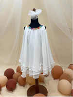 Carica l'immagine nel visualizzatore Galleria, Abitino bianco con margherite colorate sullo scollo Tg.5 anni