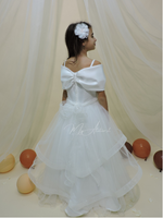 Carica l'immagine nel visualizzatore Galleria, Vestito comunione con grande fiocco sulle spalle