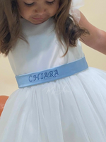Carica l'immagine nel visualizzatore Galleria, Vestito elegante cerimonia in raso bianco con cinta fiocco e calate celeste con personalizzazione nome