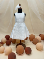 Carica l'immagine nel visualizzatore Galleria, Abitino bianco con ricamo centrale Tg.5 anni