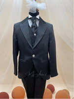 Carica l'immagine nel visualizzatore Galleria, Completo cerimonia bambino nero con collo a lancia con piccoli dettagli motivi e bottoni swarovsi Tg. 7 anni