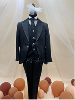 Carica l'immagine nel visualizzatore Galleria, Completo cerimonia bambino nero con collo a lancia con piccoli dettagli motivi e bottoni swarovsi Tg. 7 anni