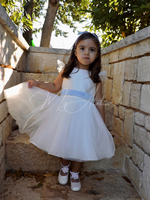 Carica l'immagine nel visualizzatore Galleria, Vestito elegante cerimonia in raso bianco con cinta fiocco e calate celeste con personalizzazione nome