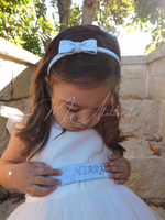 Carica l'immagine nel visualizzatore Galleria, Vestito elegante cerimonia in raso bianco con cinta fiocco e calate celeste con personalizzazione nome