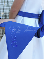Carica l'immagine nel visualizzatore Galleria, Vestito elegante cerimonia in mikado bianco con cinta fiocco e calate azzurre con personalizzazione nome