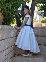 Carica l'immagine nel visualizzatore Galleria, Vestito elegante cerimonia in mikado bianco con cinta fiocco e calate azzurre con personalizzazione nome