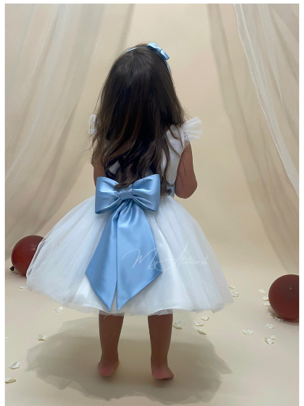 Vestito elegante cerimonia in raso bianco con cinta fiocco e calate celeste