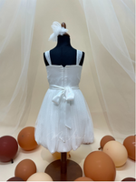 Carica l&#39;immagine nel visualizzatore Galleria, Abitino bianco con fiore azzurro Tg 6 anni
