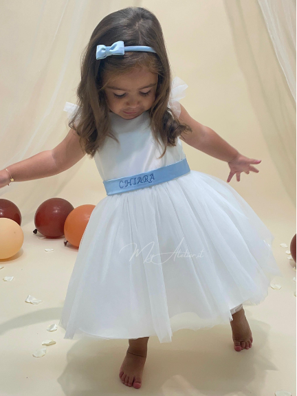 Vestito elegante cerimonia in raso bianco con cinta fiocco e calate celeste con personalizzazione nome