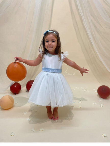 Vestito elegante cerimonia in raso bianco con cinta fiocco e calate celeste