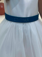 Carica l&#39;immagine nel visualizzatore Galleria, Vestito elegante cerimonia in raso bianco con cinta e fiocco verde smeraldo con personalizzazione nome
