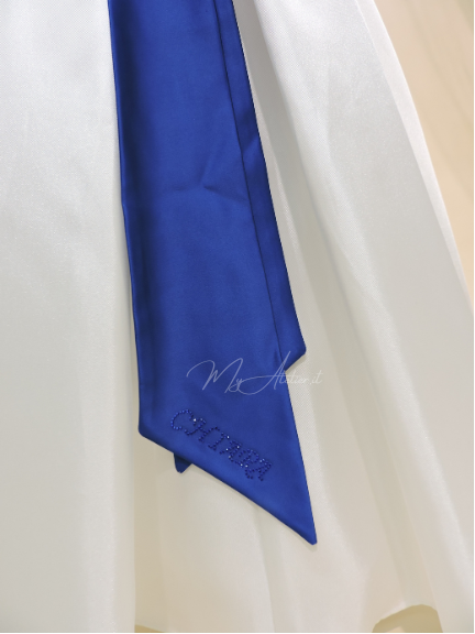 Vestito elegante cerimonia in mikado bianco con cinta fiocco e calate azzurre con personalizzazione nome