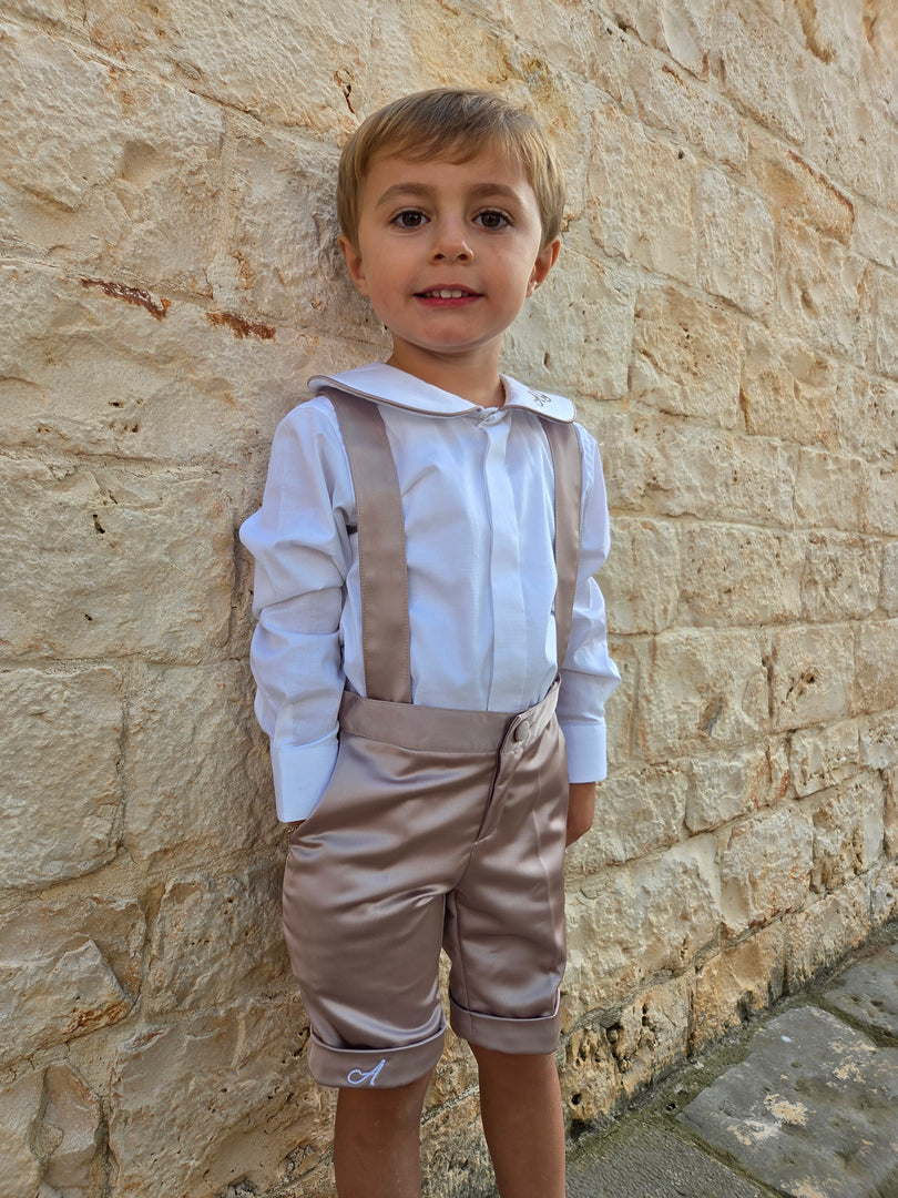 Set Bambino con Pantalone Camicia e Bretelle in Raso Tortora con Iniziali Ricamate