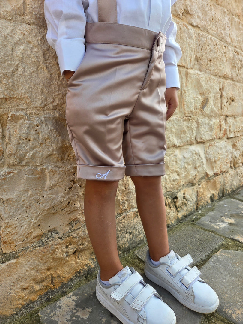 Set Bambino con Pantalone Camicia e Bretelle in Raso Tortora con Iniziali Ricamate
