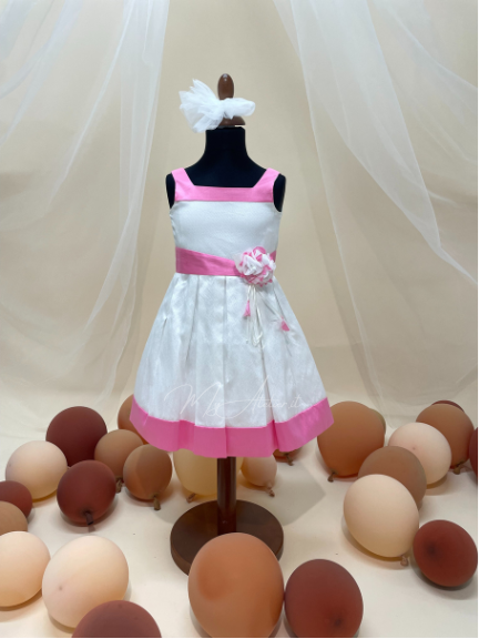 Abitino bianco a pieghe con fascie fucsia Tg. 5 anni