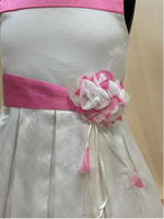 Carica l&#39;immagine nel visualizzatore Galleria, Abitino bianco a pieghe con fascie fucsia Tg. 5 anni
