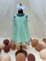 Carica l&#39;immagine nel visualizzatore Galleria, Abitino verde con tulle ricamato a fiorellini 2 pezzi Tg.5 anni
