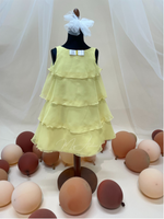 Carica l&#39;immagine nel visualizzatore Galleria, Abitino giallo a balze con fiocco strass Tg.5 anni
