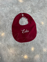 Carica l&#39;immagine nel visualizzatore Galleria, Bavetta neonato velluto rosso con personalizzazione nome
