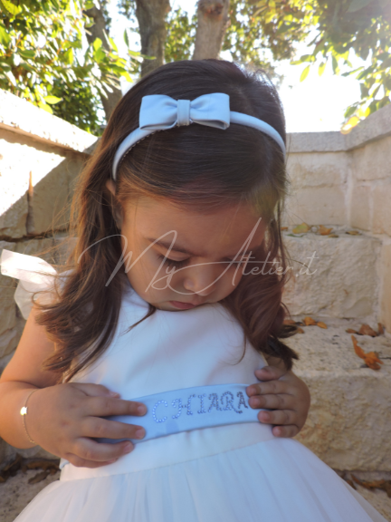 Vestito elegante cerimonia in raso bianco con cinta fiocco e calate celeste con personalizzazione nome