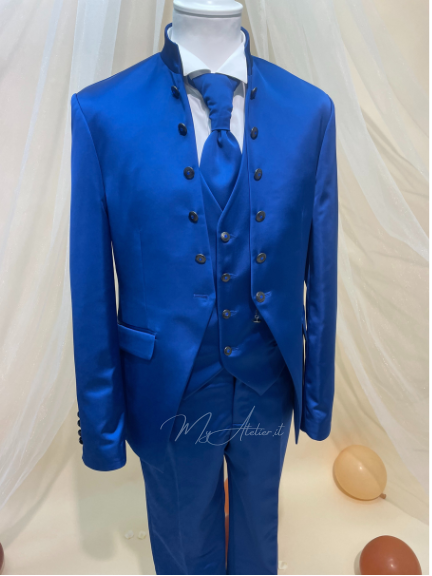 Completo diciottesimo elegante azzurro guru bottoni sul petto