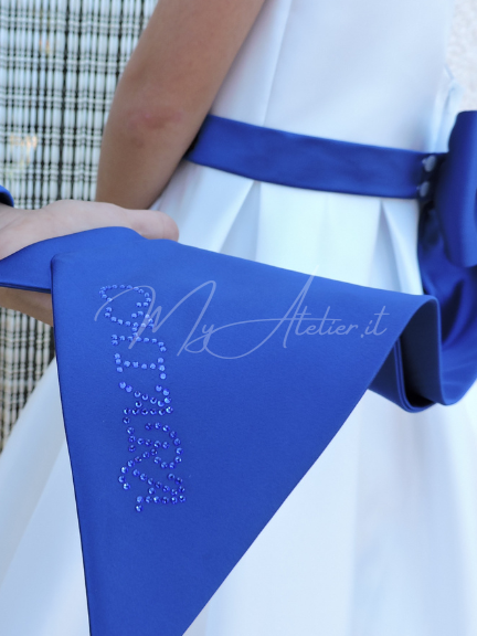 Vestito elegante cerimonia in mikado bianco con cinta fiocco e calate azzurre con personalizzazione nome