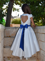 Carica l&#39;immagine nel visualizzatore Galleria, Vestito elegante cerimonia in mikado bianco con cinta fiocco e calate azzurre con personalizzazione nome
