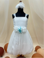 Carica l&#39;immagine nel visualizzatore Galleria, Abitino bianco con fiore azzurro Tg 6 anni
