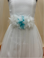 Carica l&#39;immagine nel visualizzatore Galleria, Abitino bianco con fiore azzurro Tg 6 anni
