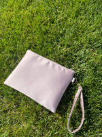 Carica l'immagine nel visualizzatore Galleria, Pochette Donna in Raso Tortora con Laccetto da Polso